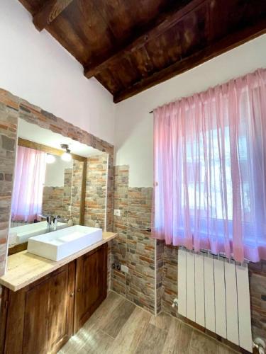 Bathroom, Casa del Glicine-monolocale centro storico con aria condizionata, parcheggio gratuito, e self check- in Bagnoregio Bathroom, Casa del Glicine-monolocale centro storico con aria condizionata, parcheggio gratuito, e self check- in Bagnoregio
