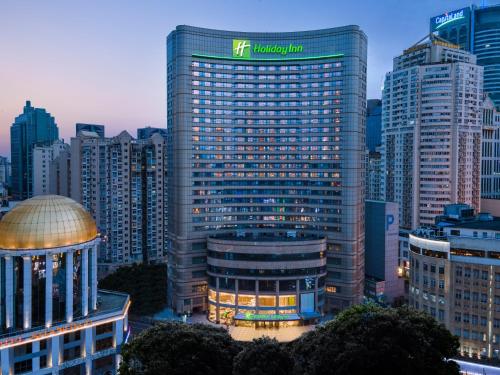 Фасада на хотела, Holiday Inn Shanghai Nanjing Road By IHG in Шанхай Фасада на хотела, Holiday Inn Shanghai Nanjing Road By IHG in Шанхай