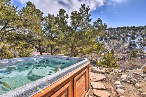 Riverfront Retreat with Hot Tub Fish and Hike! in 阿斯彭 (CO) Riverfront Retreat with Hot Tub Fish and Hike! in 阿斯彭 (CO)
