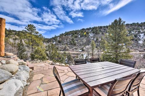 Riverfront Retreat with Hot Tub Fish and Hike! in 阿斯彭 (CO) Riverfront Retreat with Hot Tub Fish and Hike! in 阿斯彭 (CO)