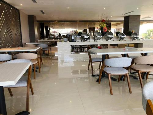 Restaurant, Zenith Premiere Hotel Baubau in Baubau Restaurant, Zenith Premiere Hotel Baubau in Baubau