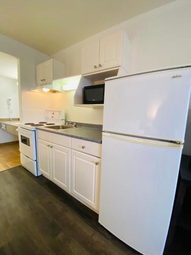 Super 8 By Wyndham 100 Mile House in 100 Mile House (BC) Super 8 By Wyndham 100 Mile House in 100 Mile House (BC)