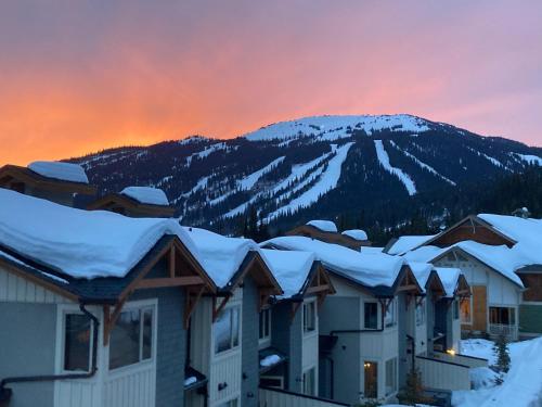 Spacious Modern Ski-in Ski-out with Hot Tub Townhouse in Sun Peaks (BC) Spacious Modern Ski-in Ski-out with Hot Tub Townhouse in Sun Peaks (BC)