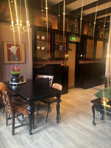 Instalaciones, Slapen bij Café de Concurrent (Slapen bij Cafe de Concurrent) in Vlissingen Instalaciones, Slapen bij Café de Concurrent (Slapen bij Cafe de Concurrent) in Vlissingen