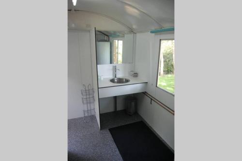Bathroom, Blokhut De Vlinder gelegen aan het Pieterpad in Coevorden Bathroom, Blokhut De Vlinder gelegen aan het Pieterpad in Coevorden