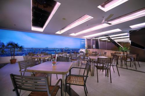 Restaurant, Favehotel LTC Glodok in Jakarta Restaurant, Favehotel LTC Glodok in Jakarta