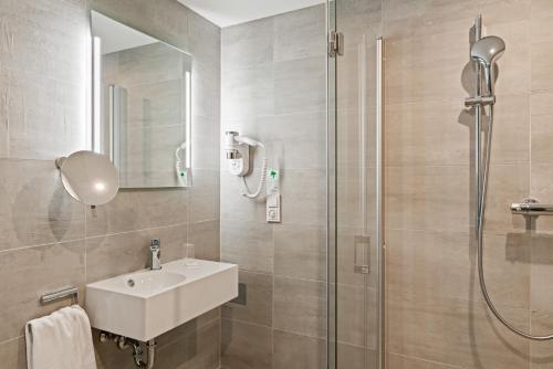 Bathroom, Hotel Amper in Germering Bathroom, Hotel Amper in Germering