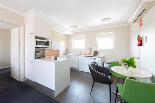 keuken, Forrest Hotel and Apartments in Canberra keuken, Forrest Hotel and Apartments in Canberra