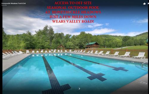 สระว่ายน้ำ, OVER THE MOUNTAIN - Smoky Mountain View Cabin in ชานเมืองพีเจี้ยน ฟอร์จ สระว่ายน้ำ, OVER THE MOUNTAIN - Smoky Mountain View Cabin in ชานเมืองพีเจี้ยน ฟอร์จ