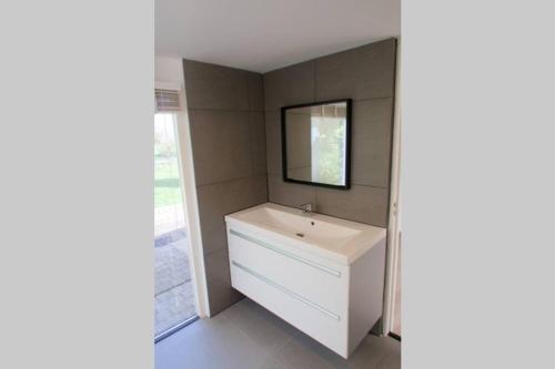 Bathroom, Spaanse Bungalow met ruime tuin nabij Amsterdam in Vijfhuizen Bathroom, Spaanse Bungalow met ruime tuin nabij Amsterdam in Vijfhuizen