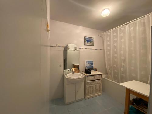 Bathroom, bijou cache appartement de 3 chambres en pleine nature a deux pas du centre-ville de Montpellier in Celleneuve Bathroom, bijou cache appartement de 3 chambres en pleine nature a deux pas du centre-ville de Montpellier in Celleneuve