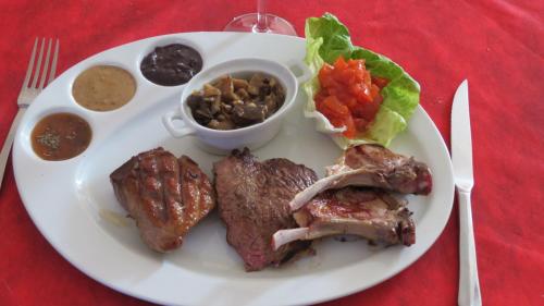Comida y bebida, Hotel Au Petit Bearn in Salies-de-Bearn Comida y bebida, Hotel Au Petit Bearn in Salies-de-Bearn