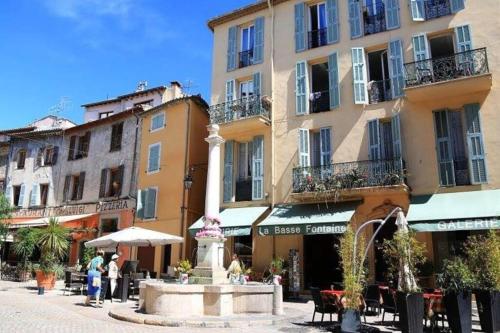 Charmant 2 pièces + terrasse entouré de verdure