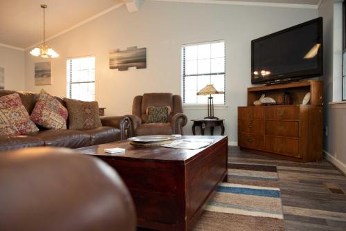 Lakefront Cottage with Private Hot Tub! in Greensboro (GA) Lakefront Cottage with Private Hot Tub! in Greensboro (GA)