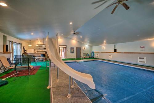 游泳池, Unique Cabin with Indoor Pool and Mountain Views! in 加拉廷蓋特韋 (MT) 游泳池, Unique Cabin with Indoor Pool and Mountain Views! in 加拉廷蓋特韋 (MT)