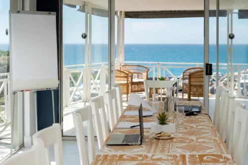 กิจกรรม, โบลเกอร์ บีช โฮเทล คาเฟ่ แอนด์ คูริโอ ช้อป (Boulders Beach Hotel, Cafe and Curio shop) near หาดโบเดอเรส กิจกรรม, โบลเกอร์ บีช โฮเทล คาเฟ่ แอนด์ คูริโอ ช้อป (Boulders Beach Hotel, Cafe and Curio shop) near หาดโบเดอเรส