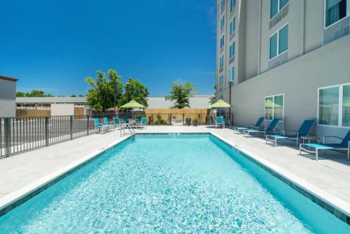 Swimming pool, La Quinta Inn & Suites by Wyndham Mobile in Mobile (AL) Swimming pool, La Quinta Inn & Suites by Wyndham Mobile in Mobile (AL)