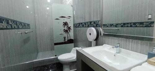 Bathroom, Embassy Suites Hotel in Nauta Bathroom, Embassy Suites Hotel in Nauta