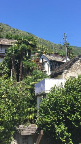 Ferienhaus, Rustico Auf Burg in Brione sopra Minusio Ferienhaus, Rustico Auf Burg in Brione sopra Minusio