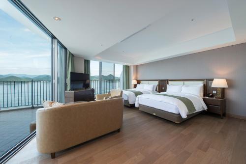 Stanford Hotel and Resort Tongyeong in تونجيونج-سي Stanford Hotel and Resort Tongyeong in تونجيونج-سي
