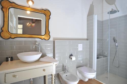 Bathroom, Casa Lumaca in Tremezzo Bathroom, Casa Lumaca in Tremezzo