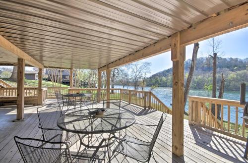 Expansive Cotter Cabin on White River with Deck! in 科特 (AR) Expansive Cotter Cabin on White River with Deck! in 科特 (AR)