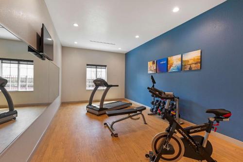 Фитнес-центр, Comfort Inn & Suites in Колливилл Фитнес-центр, Comfort Inn & Suites in Колливилл