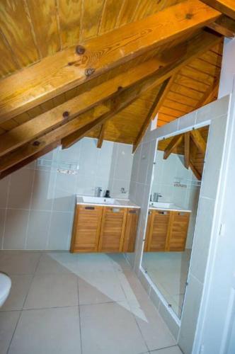 Bathroom, Maison de 4 chambres avec piscine partagee jacuzzi et jardin clos a Anse Bertrand in Anse-Bertrand Bathroom, Maison de 4 chambres avec piscine partagee jacuzzi et jardin clos a Anse Bertrand in Anse-Bertrand