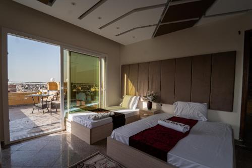 Gardenia Pyramids View Inn - Rooftop, Giza Gardenia Pyramids View Inn - Rooftop, Giza