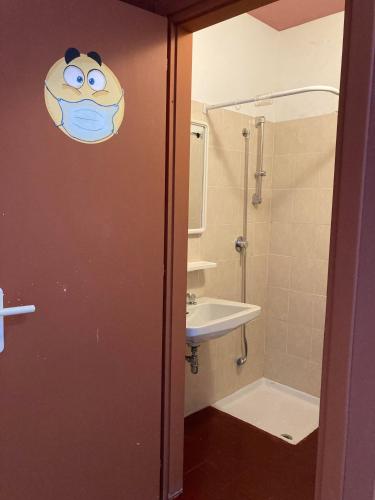 Bathroom, Route77 hostel in Toscolano Maderno Bathroom, Route77 hostel in Toscolano Maderno
