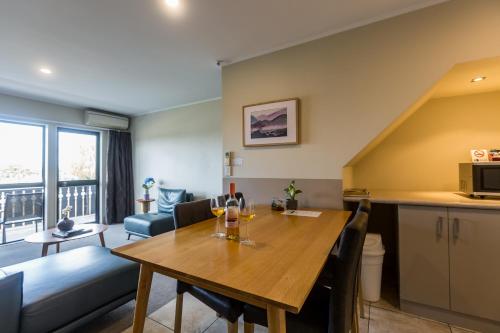 Le Chalet Suisse Motel in Taupo Le Chalet Suisse Motel in Taupo