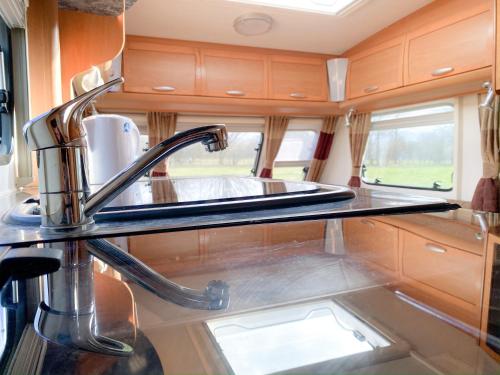 A szálláshely kívülről, StayZo Airy Touring Caravan With built in heater and Free Wi-Fi located in the Chiltern Hills in Amersham A szálláshely kívülről, StayZo Airy Touring Caravan With built in heater and Free Wi-Fi located in the Chiltern Hills in Amersham