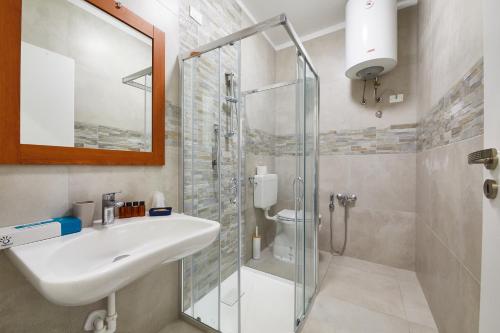 חדר אמבטיה, Lilium Maris Hotel in ביביונה חדר אמבטיה, Lilium Maris Hotel in ביביונה