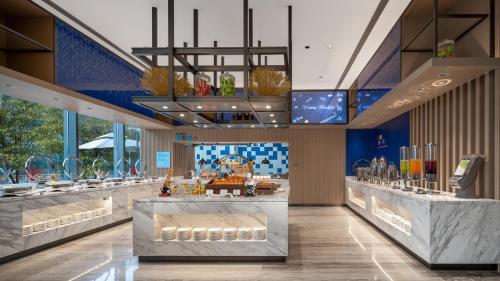 Restaurant, Holiday Inn Express Beijing Yizhuang Tongming Lake By IHG in Yizhuang Restaurant, Holiday Inn Express Beijing Yizhuang Tongming Lake By IHG in Yizhuang