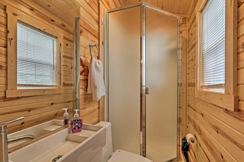 Ванная комната, Cozy Bidwell Cabin with Deck Trail and Creek Access! in Хантингтон (Западная Виргиния) Ванная комната, Cozy Bidwell Cabin with Deck Trail and Creek Access! in Хантингтон (Западная Виргиния)