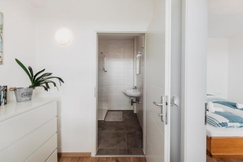 Bathroom, Ferienhaus Schilfvilla in Morbisch am See Bathroom, Ferienhaus Schilfvilla in Morbisch am See