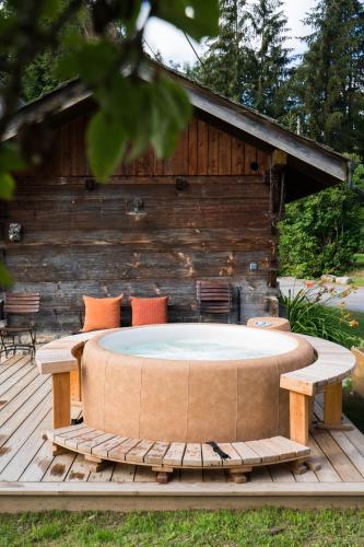 Garden, Chalet sur les monts Morzine in Pied de la Plagne Garden, Chalet sur les monts Morzine in Pied de la Plagne