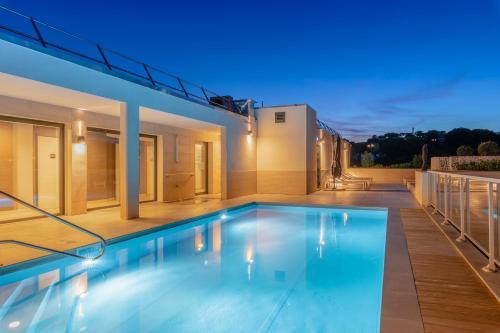 Swimming pool, Lagrange Apart'Hotel Antibes Olympie in Antibes Swimming pool, Lagrange Apart'Hotel Antibes Olympie in Antibes