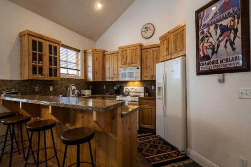 在meiguo.com看到的Town Point Condos by Lespri Property Management的介绍图片