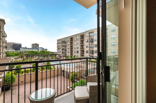 Балкон/терраса, 1BR Executive Suite With Pool, Gym & Fast Wi-Fi By ENVITAE in Верхний Город Балкон/терраса, 1BR Executive Suite With Pool, Gym & Fast Wi-Fi By ENVITAE in Верхний Город