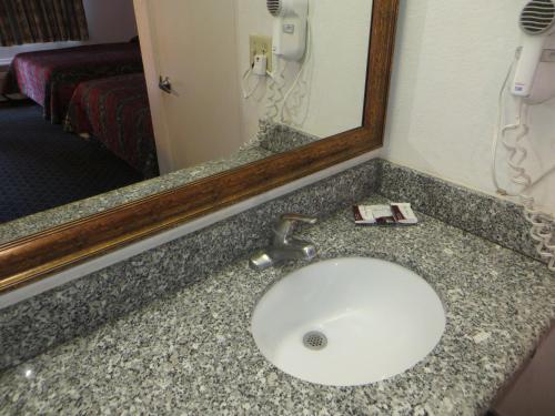 在meiguo.com看到的Riverside Inn & Suites的介绍图片