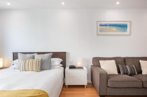 Great Balcony Unit in Heart of Manly Shops and Beach 