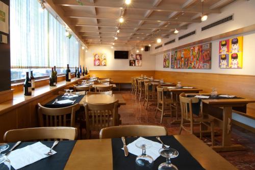 בר/טרקלין, Hotel Domo in וילפרנקה דל פנדס בר/טרקלין, Hotel Domo in וילפרנקה דל פנדס