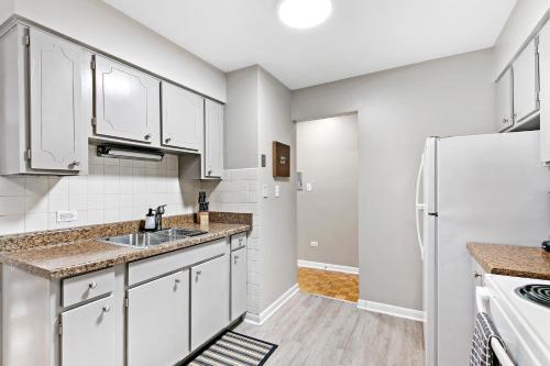 Kitchen, Lakeview 1BR Apt, Near Shops, Easy Transportation - Oakdale 204 in Lake View Kitchen, Lakeview 1BR Apt, Near Shops, Easy Transportation - Oakdale 204 in Lake View