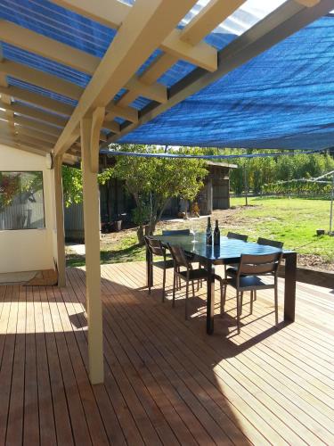 Kilátás, Judge Rock Exclusive Vineyard Cottage Accommodation in Alexandra Kilátás, Judge Rock Exclusive Vineyard Cottage Accommodation in Alexandra