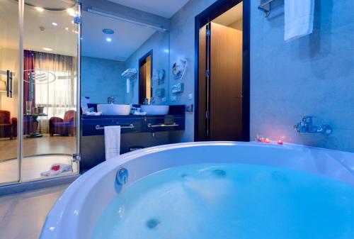 bubbelbad, Crowne Plaza Madrid Airport By IHG in Barajas bubbelbad, Crowne Plaza Madrid Airport By IHG in Barajas