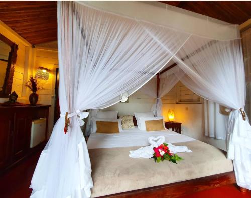 Hotel ECOLODGE LE RAVORAHA in Ile Sainte Marie Hotel ECOLODGE LE RAVORAHA in Ile Sainte Marie