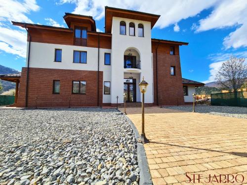 Intrare, Stejarro Conac Moldovenesc in Piatra Neamț Intrare, Stejarro Conac Moldovenesc in Piatra Neamț