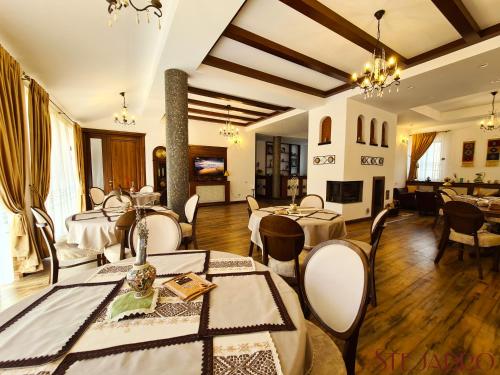 Restaurant, Stejarro Conac Moldovenesc in Piatra Neamț Restaurant, Stejarro Conac Moldovenesc in Piatra Neamț