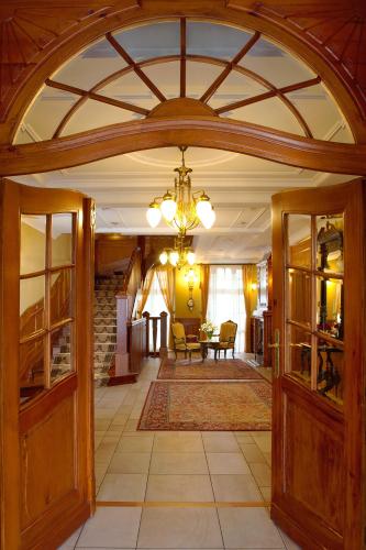 Entrance, Palac Czarny Las (50 km od Katowic) in Czestochowa Entrance, Palac Czarny Las (50 km od Katowic) in Czestochowa